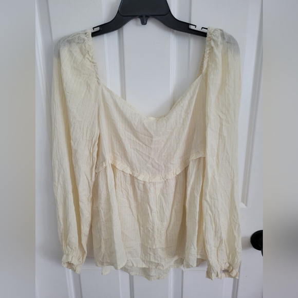 Umgee Tops - Umgee Cream Metallic Smocked Puff Sleeve Blouse Women’s Medium NWT